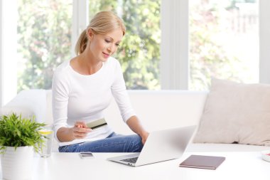 kanepe online alışveriş oturan kadın