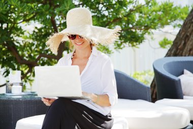 kadın Bahçe ve online laptop ile çalışma