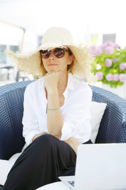 Bahçe bilgisayar ve düşünme önünde kadına