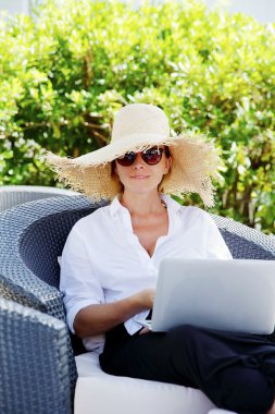 kadın Bahçe ve online laptop ile çalışma