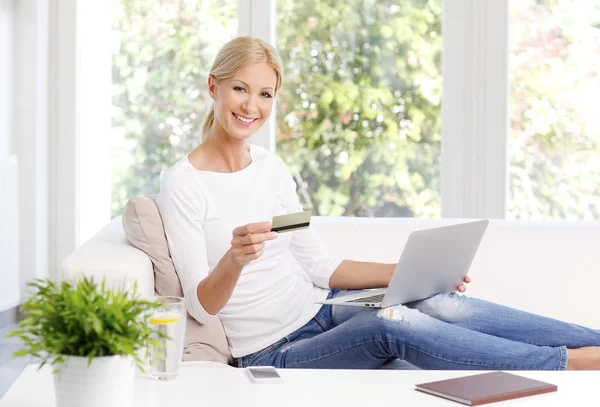 Vrouw zitten op de Bank online winkelen — Stockfoto