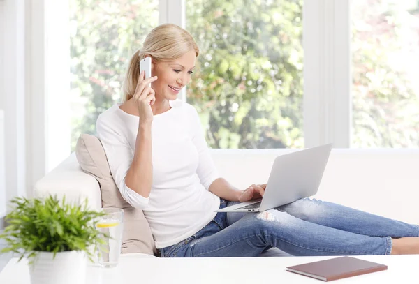 Volwassen vrouw thuis werken — Stockfoto