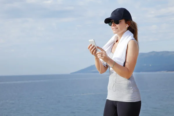 Woman at beach and relaxing after workout — Stock Photo, Image