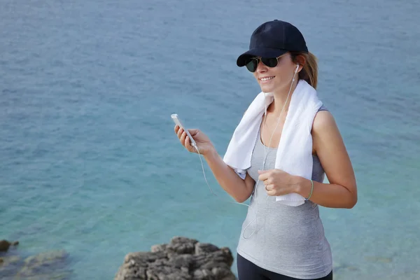 Woman at beach and relaxing after workout — Stock Photo, Image