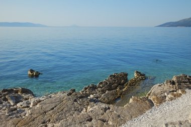 Deniz kıyısındaki kayalık sahil.