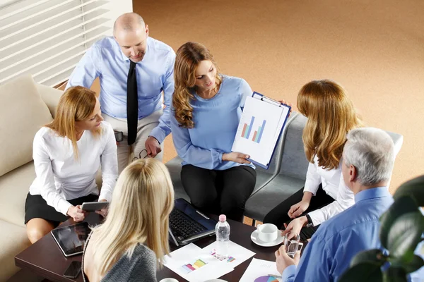 Empresários sentados em reunião — Fotografia de Stock