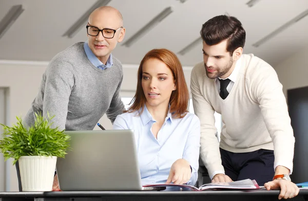 Les gens d'affaires travaillent ensemble au bureau — Photo