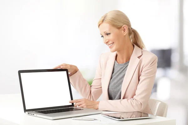 Finanzassistentin sitzt am Schreibtisch — Stockfoto