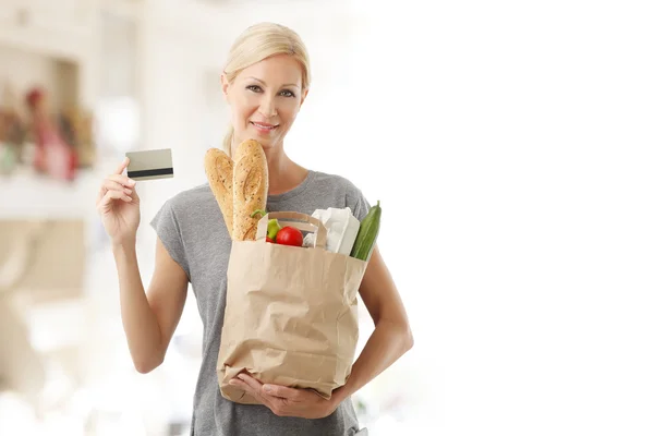 Shopping woman paying by card — Stock Photo, Image
