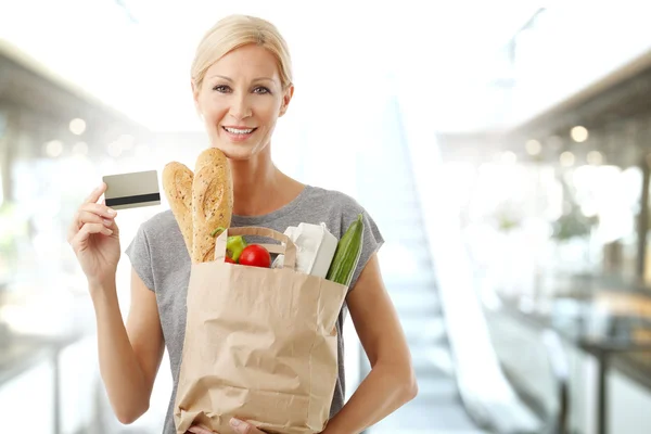 Shopping woman paying by card — Stock Photo, Image