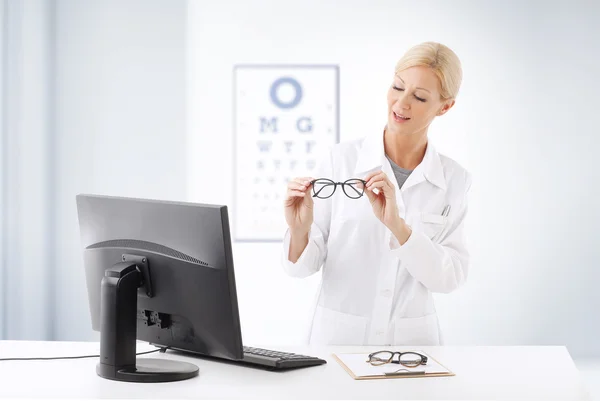 Okulista lekarz stojący reklamy biurko — Zdjęcie stockowe