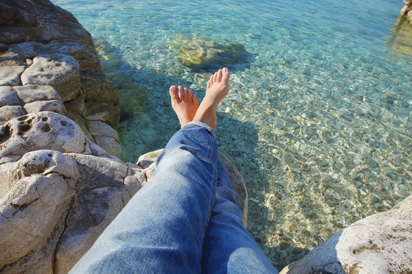 Woman with bared feet relaxing at beach — Φωτογραφία Αρχείου