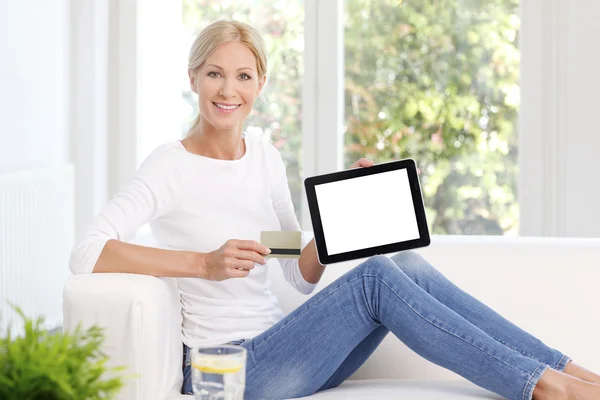 Online alışveriş için tablet kullanan kadın — Stok fotoğraf