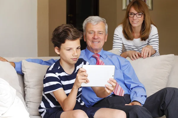 Jongen houden digitale tablet en spelen — Stockfoto