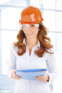 female engineer wearing hardhat