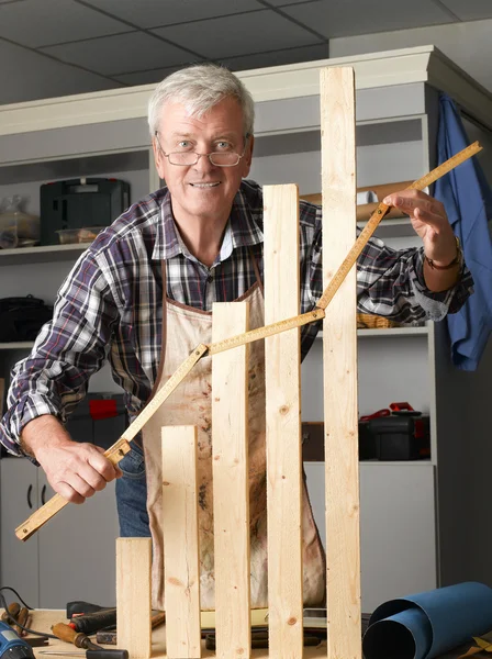 Carpinteiro fazendo gráfico de madeira — Fotografia de Stock
