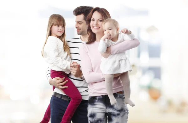 Feliz jovem família com meninas bonitos — Fotografia de Stock