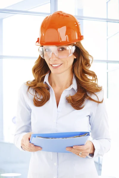 Female engineer wearing hardhat — 스톡 사진