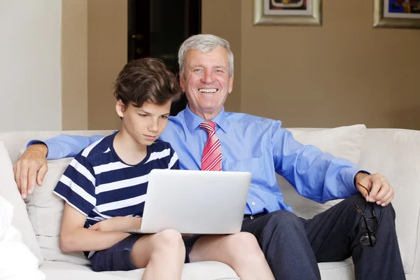 Kind benutzt Laptop — Stockfoto