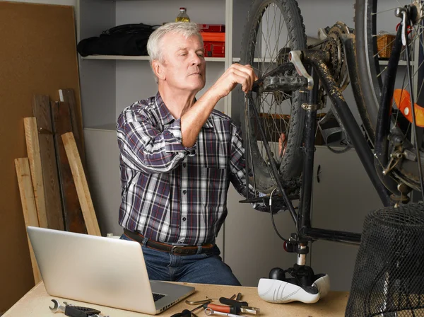 Retired man working in his workshop — 图库照片