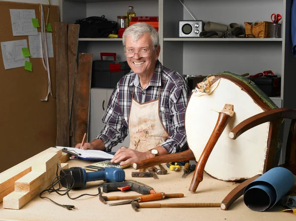 Homem aposentado que trabalha na oficina de carpinteiro — Fotografia de Stock