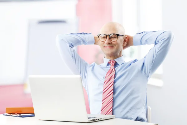 Senior financial manager sitting at office — 图库照片