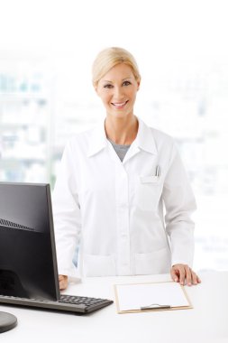 kadın doktor hastanede ayakta