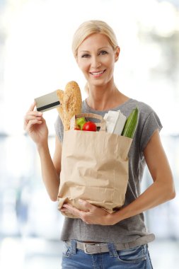 kadın holding alışveriş kağıt çanta