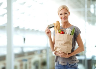 kadın holding alışveriş kağıt çanta