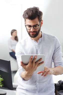 Dijital tablet tutan işadamı