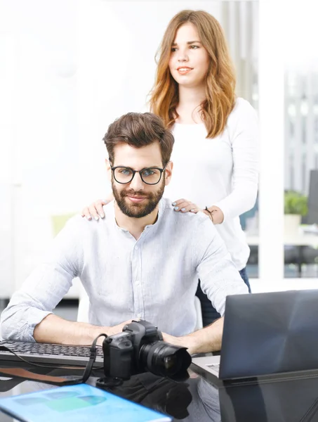 Fotograaf zitten in studio — Stockfoto