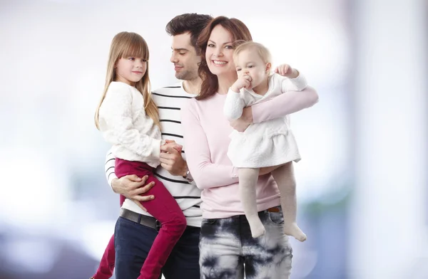 Молодая семья с симпатичными девочками — стоковое фото