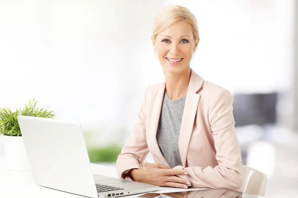 Woman sitting at office and working — 图库照片