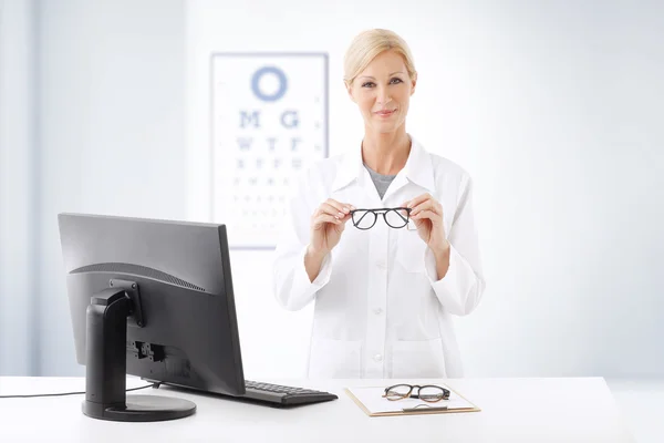 Female doctor holding eyewear — Zdjęcie stockowe