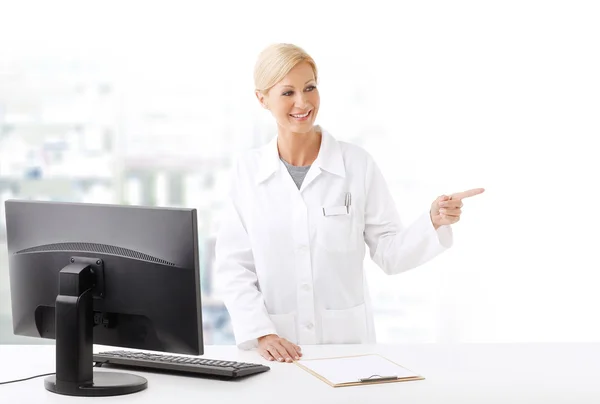 Pharmacist woman standing at pharmacy — Stok fotoğraf