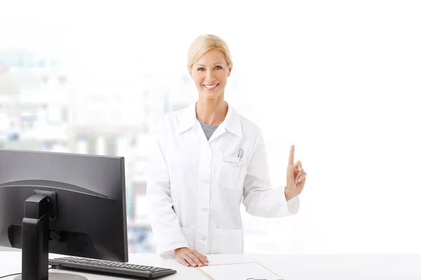 Pharmacist woman standing at pharmacy — Stock fotografie