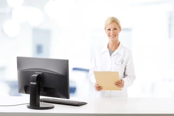 Health care worker looking at camera — Stockfoto