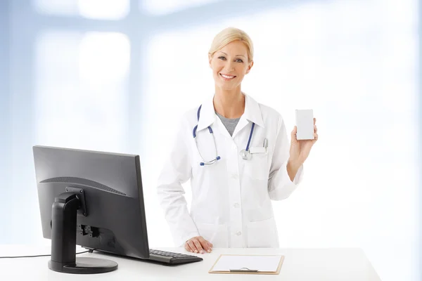 Pharmacist in front of computer working — Stock Fotó