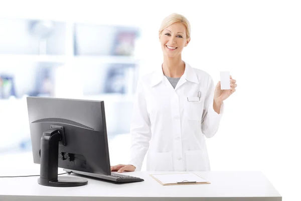 Pharmacist standing in front of computer — ストック写真