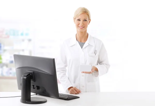 Pharmacist standing in front of computer — ストック写真