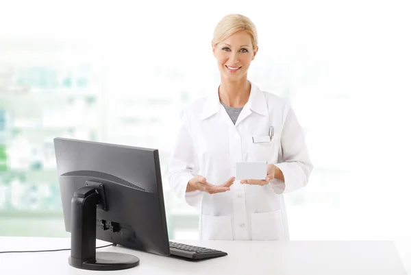 Farmacéutico de pie frente a la computadora — Foto de Stock