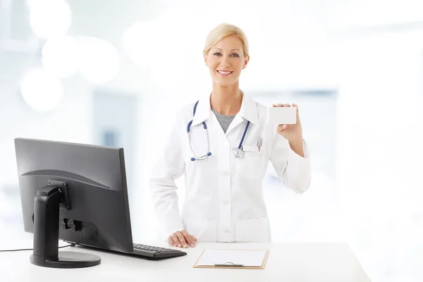 Trabajador sanitario mostrando tarjeta — Foto de Stock