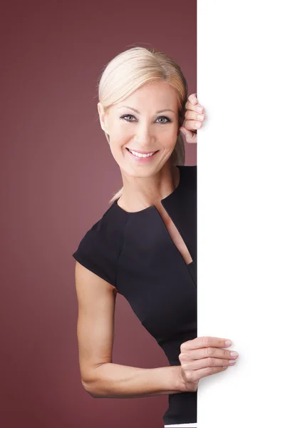 Geschäftsfrau mit leerer Plakatwand — Stockfoto