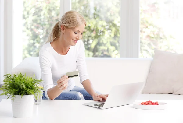 Женщина перед ноутбуком покупки в Интернете — стоковое фото