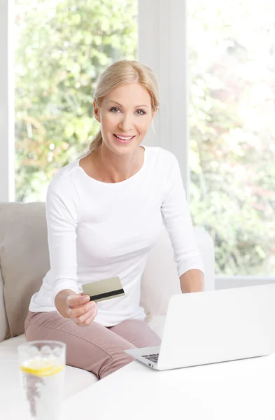 Woman  in front of laptop shopping online — Stok fotoğraf