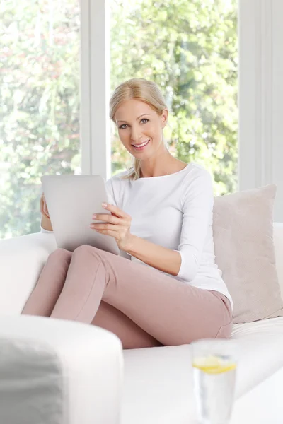 Businesswoman working online from at home — Stockfoto