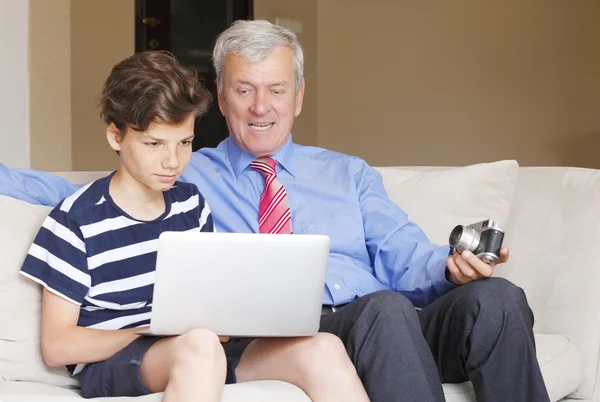 Έφηβο αγόρι χρησιμοποιώντας φορητό υπολογιστή — Φωτογραφία Αρχείου