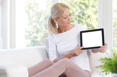 Dijital tablet tutan kadın