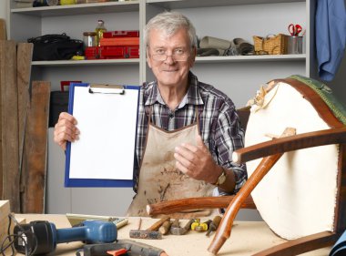 boş Pano tutan bir marangoz