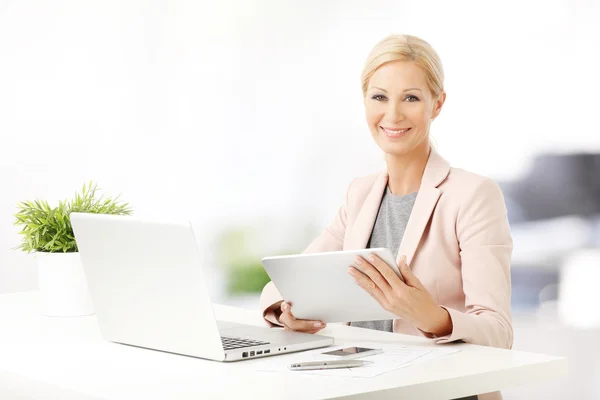 Бізнес-леді, використовуючи ноутбук і планшет — стокове фото